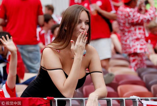 丹麥女球迷肩帶滑落大秀事業線 送飛吻香肩撩人/ 作者: / 來源: