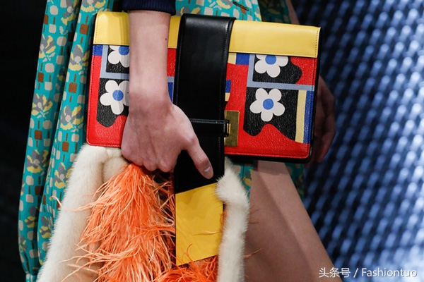 「包包」模特兒們捧著顏色繽紛Prada的手袋61 / 作者:酒店達人 / 帖子ID:389