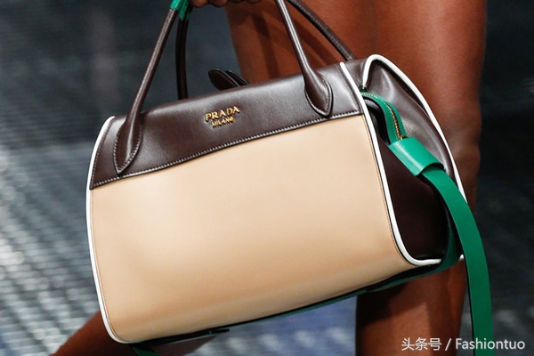 「包包」模特兒們捧著顏色繽紛Prada的手袋66 / 作者:酒店達人 / 帖子ID:389