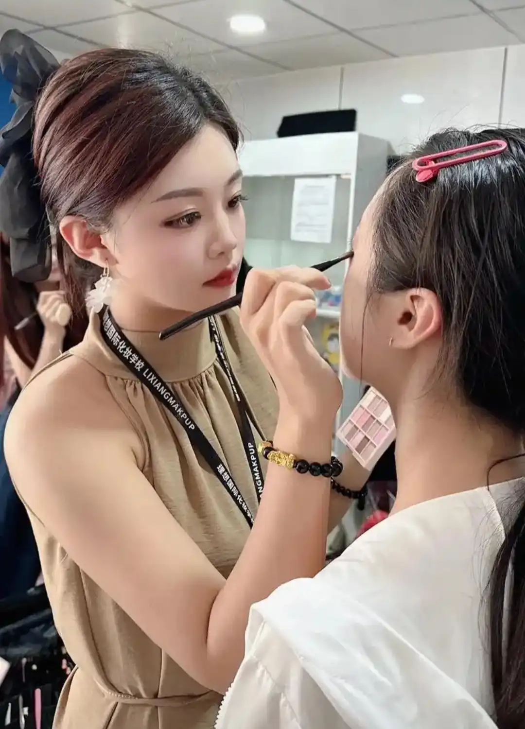 酒店小姐髮妝費怎麼算？造型、禮服與上班成本先問清楚