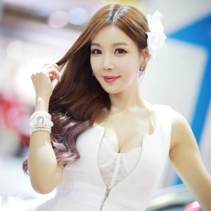 韓國白皙美女車模李真英高挑身材性感迷人