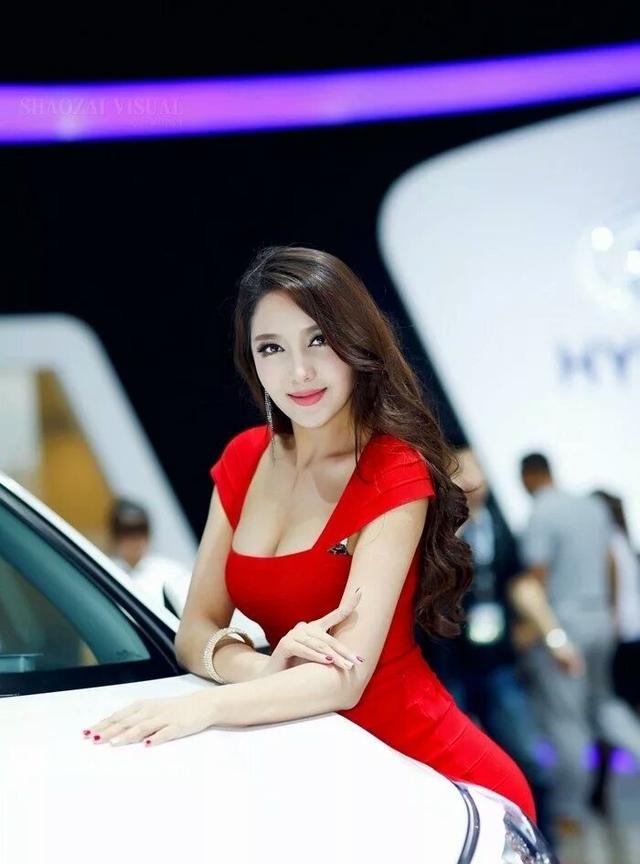 車展上的紅裙禮服模特/ 作者: / 來源: