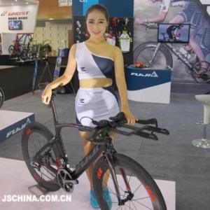 2014亞洲自行車展在南京開展 美女車模“吸楮”