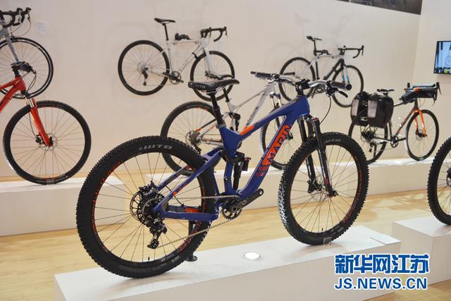 2015亞洲自行車展在寧開幕 美女車模惹眼/ 作者: / 來源: