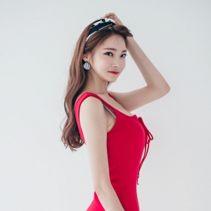 韓國知名美女模特紅色超短露長腿