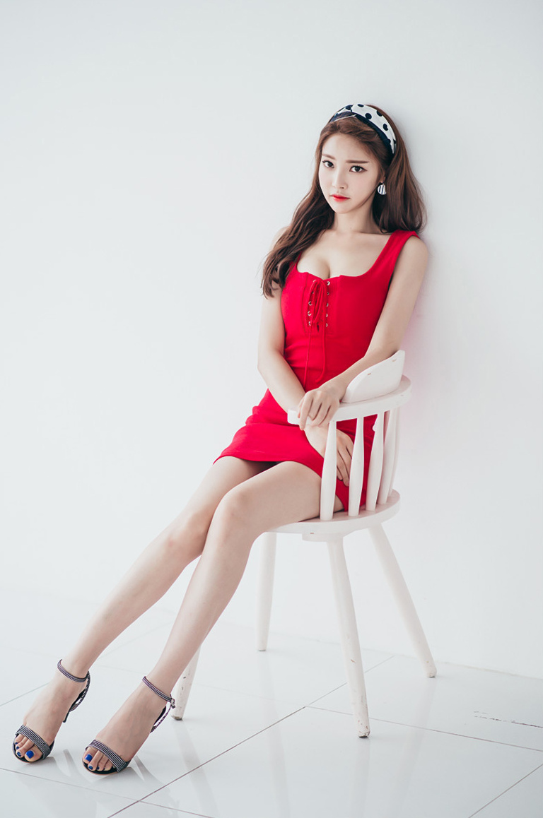 韓國知名美女模特紅色超短露長腿/ 作者: / 來源: