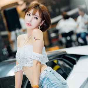 韓國車展會場性感美女車模前凸後翹白嫩迷人