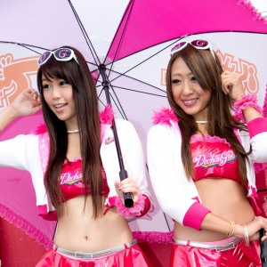 日本賽車女郎性感裝助陣不懼寒冷，高跟長腿展現完美曲線身材！