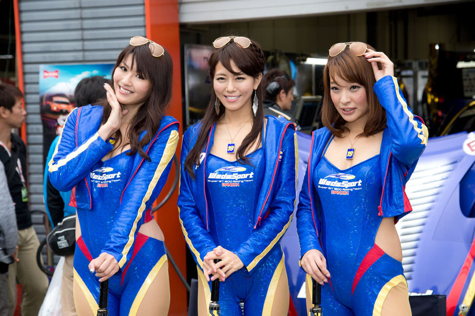 日本賽車女郎性感裝助陣不懼寒冷，高跟長腿展現完美曲線身材！/ 作者: / 來源:
