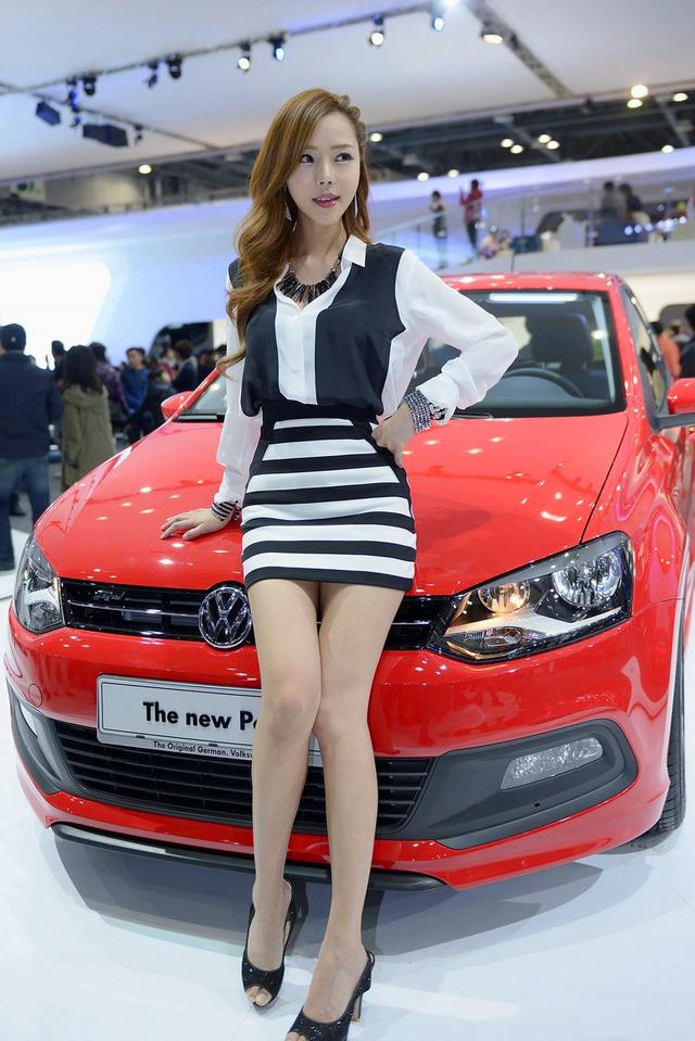 韓國首爾國際車展美女模特身材嬌小玲瓏大波浪長發性感迷人/ 作者: / 來源: